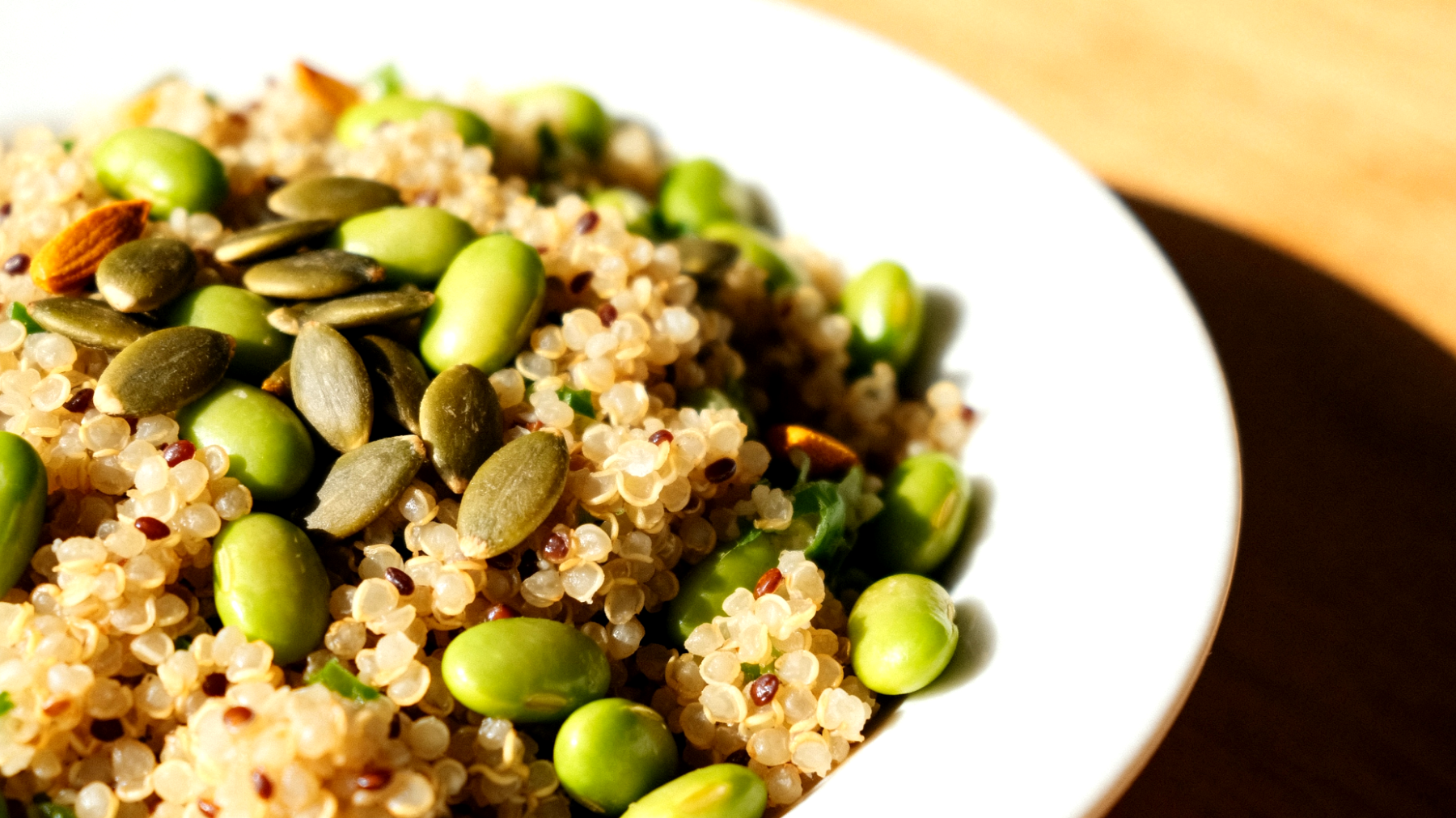 Insalata di quinoa con edamame e semi di zucca"