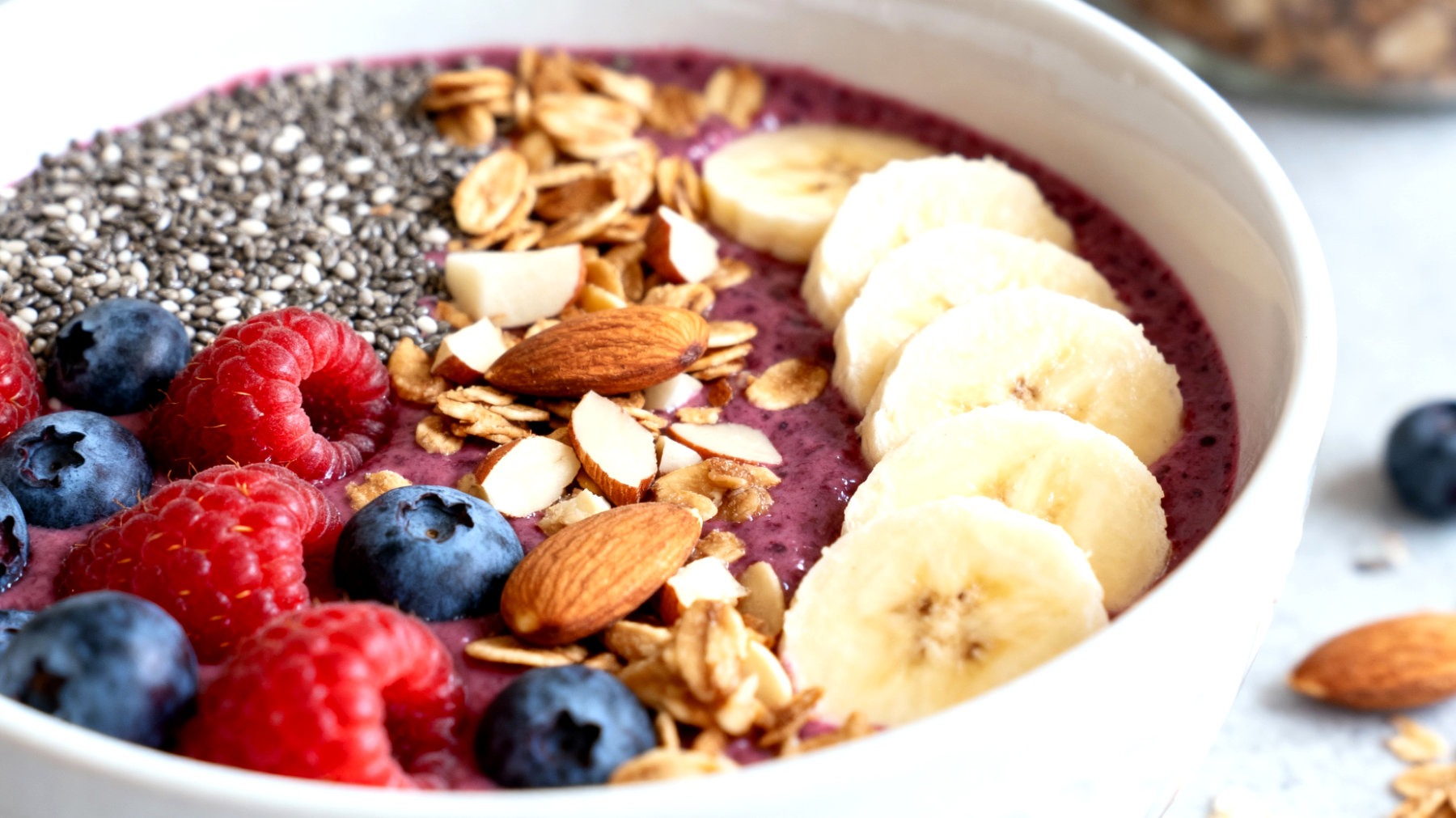 Smoothie bowl ai semi di chia con frutta di stagione e frutta secca"