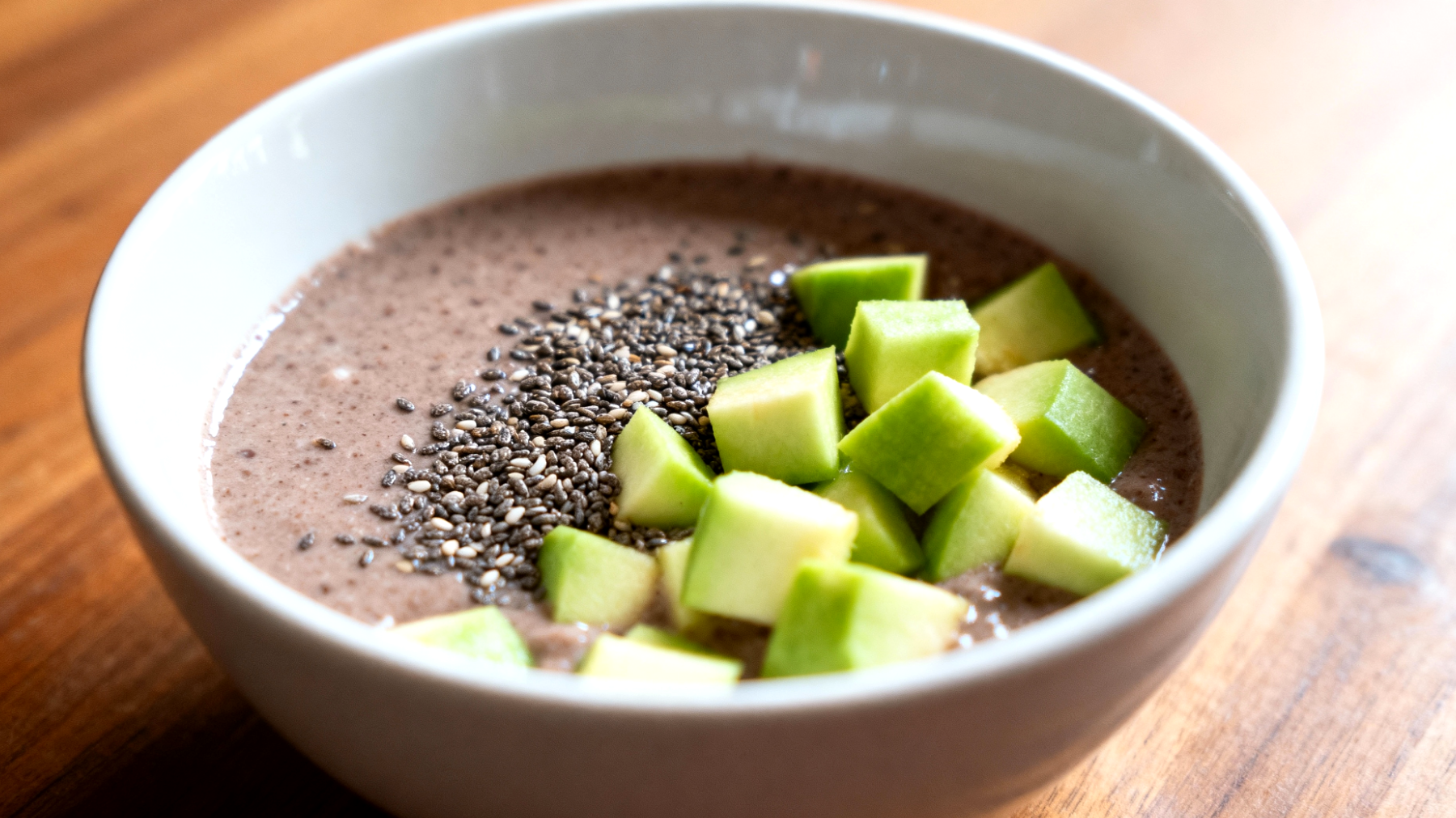 Smoothie bowl con semi di chia e papaya verde"
